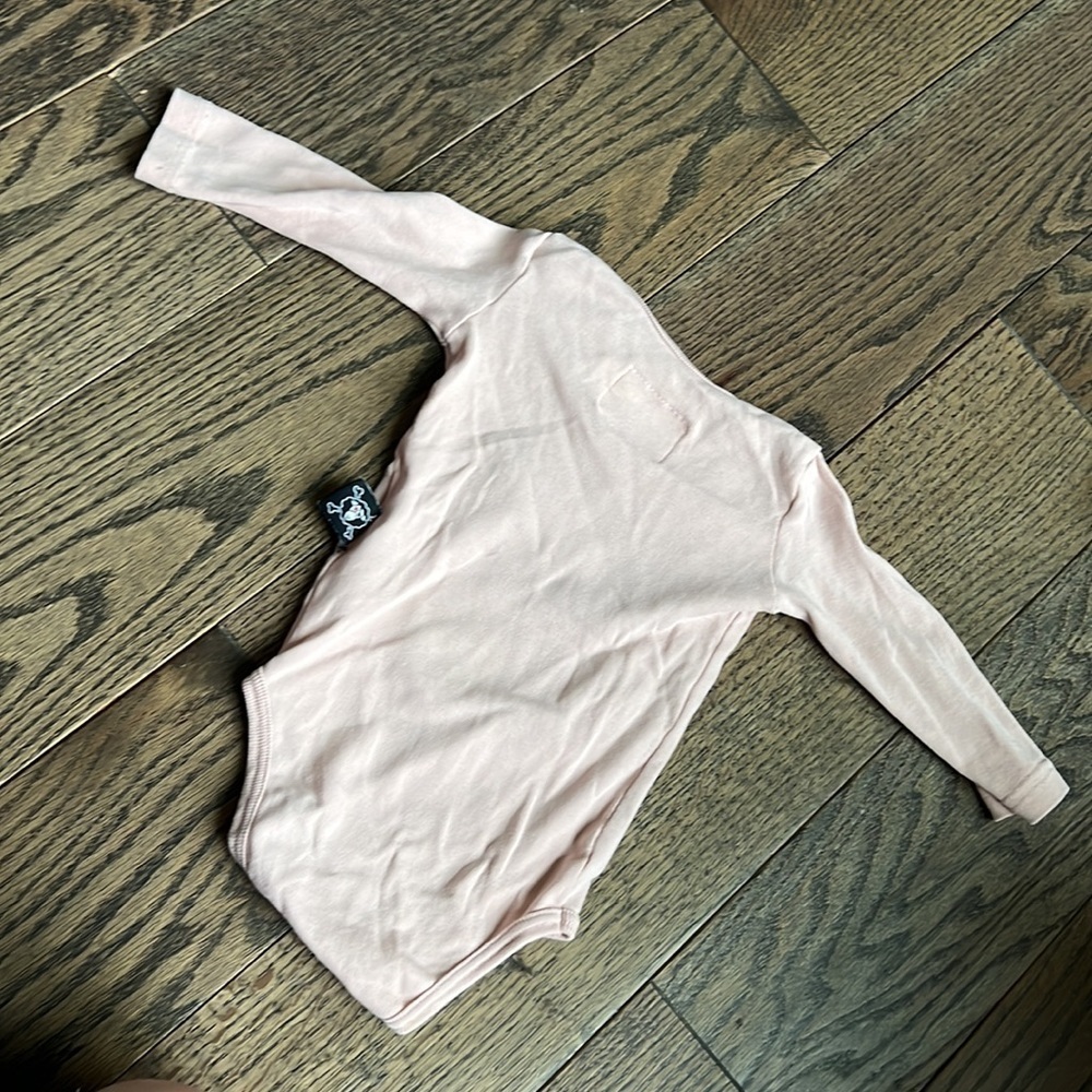 6-12 months nununu pirate skull long sleeve bodysuit pink EUC - Picture 3 of 3